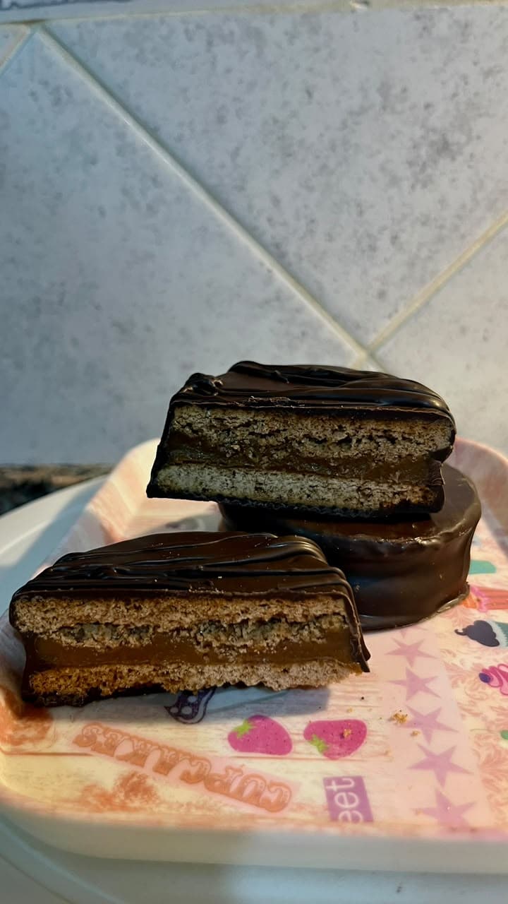 alfajor de chocolate rellene de dulce de leche