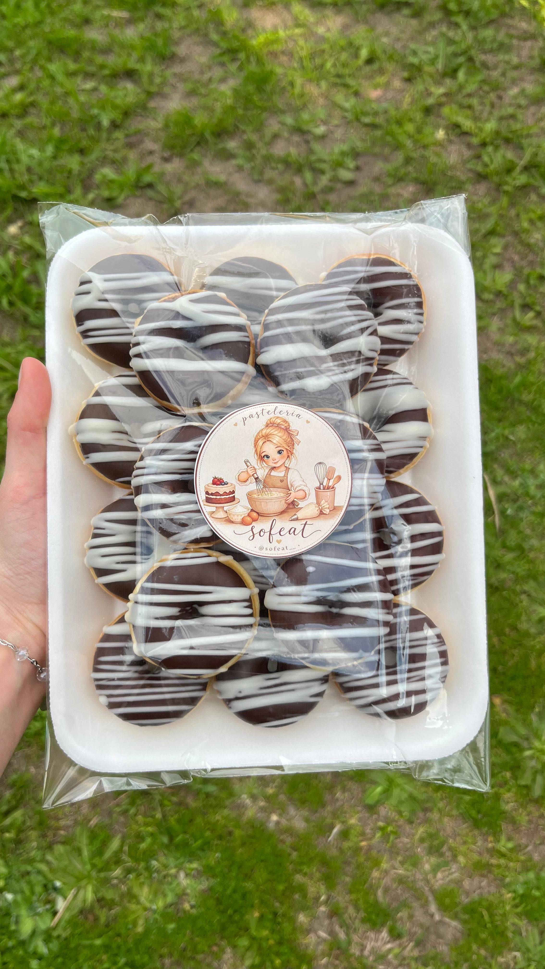 Mini donas bañadas en chocolate semiamargo con tiras de chocolate blanco