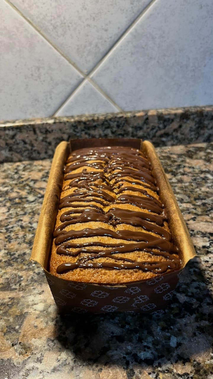 Budín de vainilla con chips y baño de chocolate